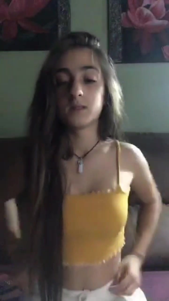 une petite chienne en string devant sa webcam
