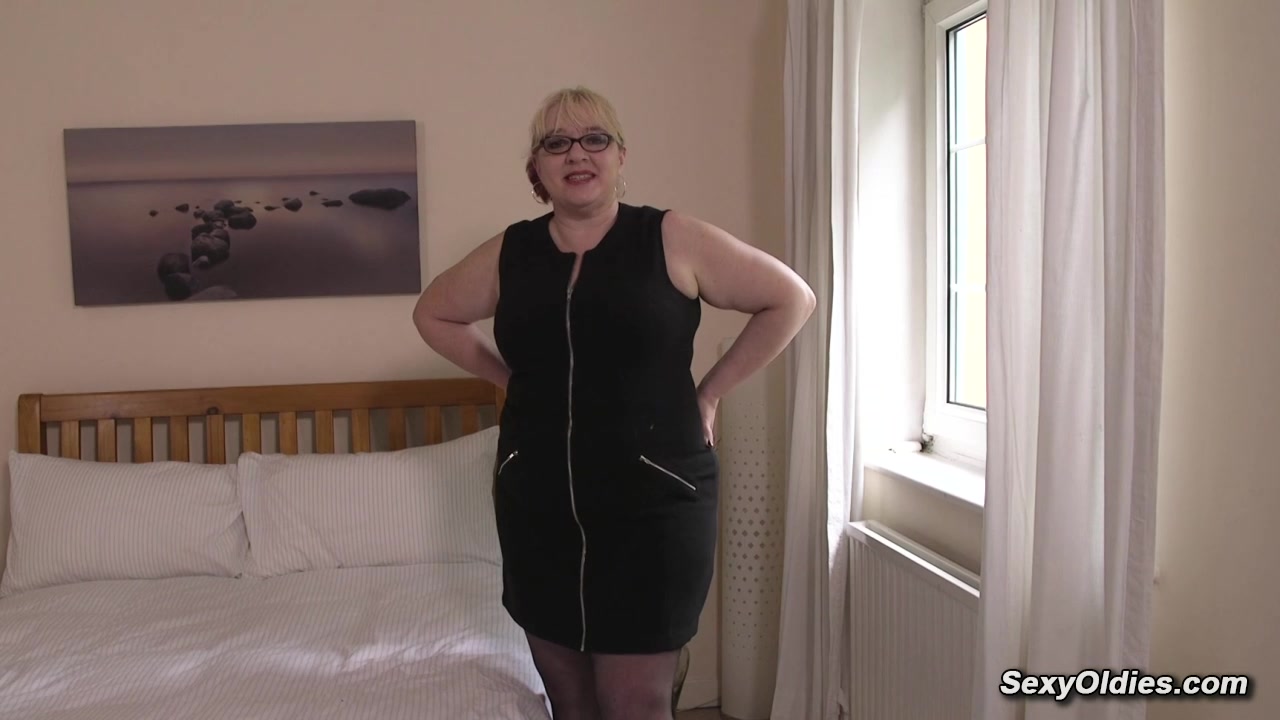 BBW mature lady Daisy masturbates in lingerie in bd