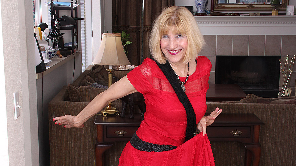 American mature lady shows how bendy she still is