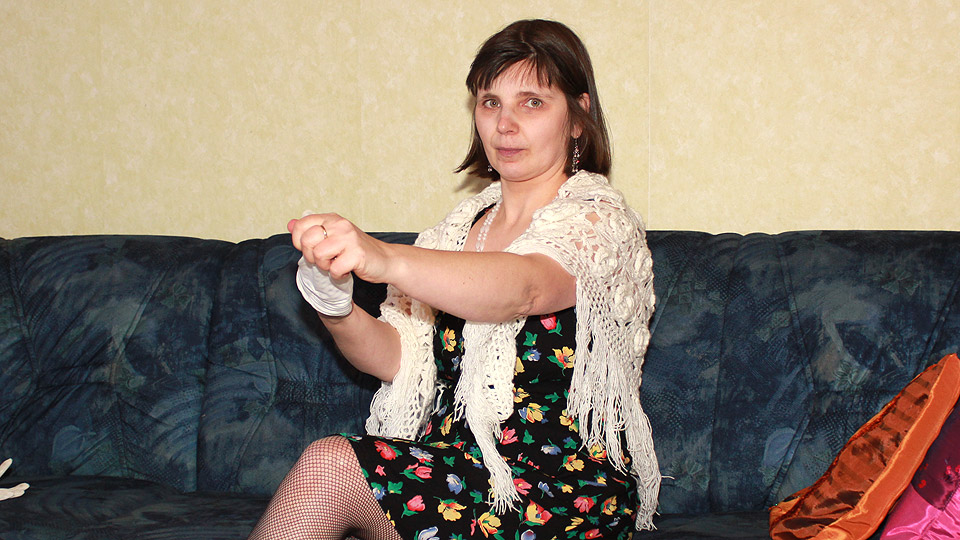 This horny mature slut loves to play with herself