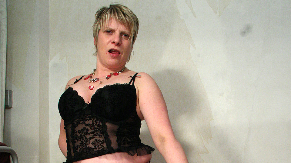Kinky housewife playing with her pussy