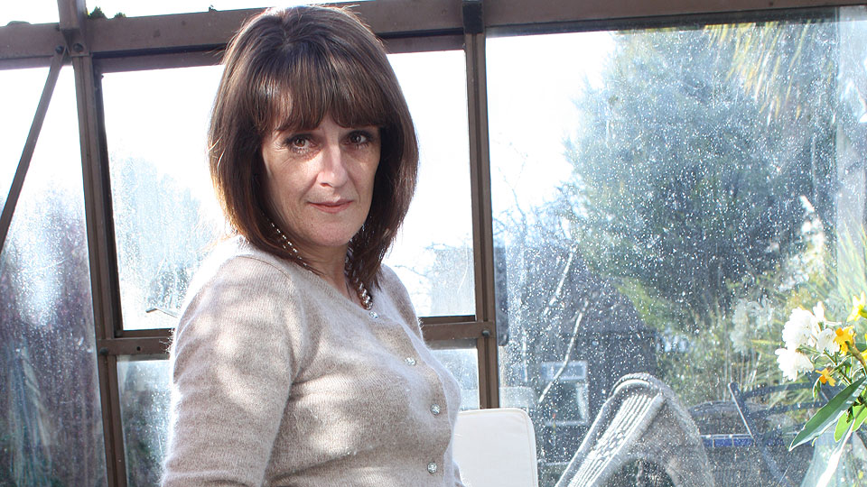 British amateur housewife gets naughty and wet