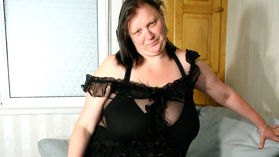 Big breasted mature slut playing with her toy