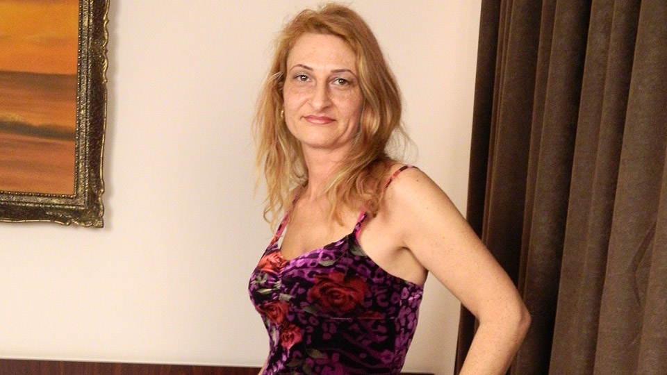 Horny mature slut playing with her pussy