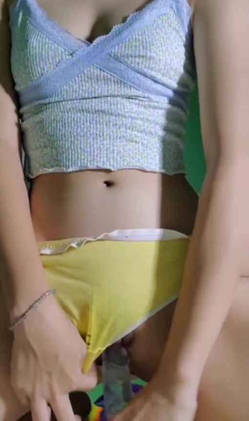 Bokep Indo Emilia Tocil Colmek Pake Dildo Bening