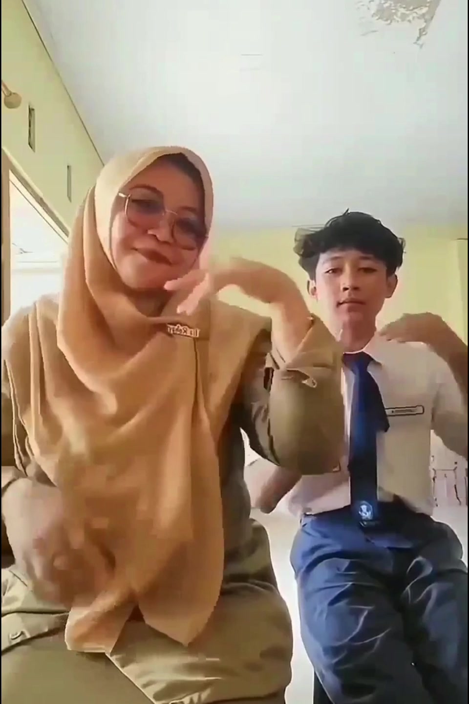 Viral Guru Cantik Vs Murid