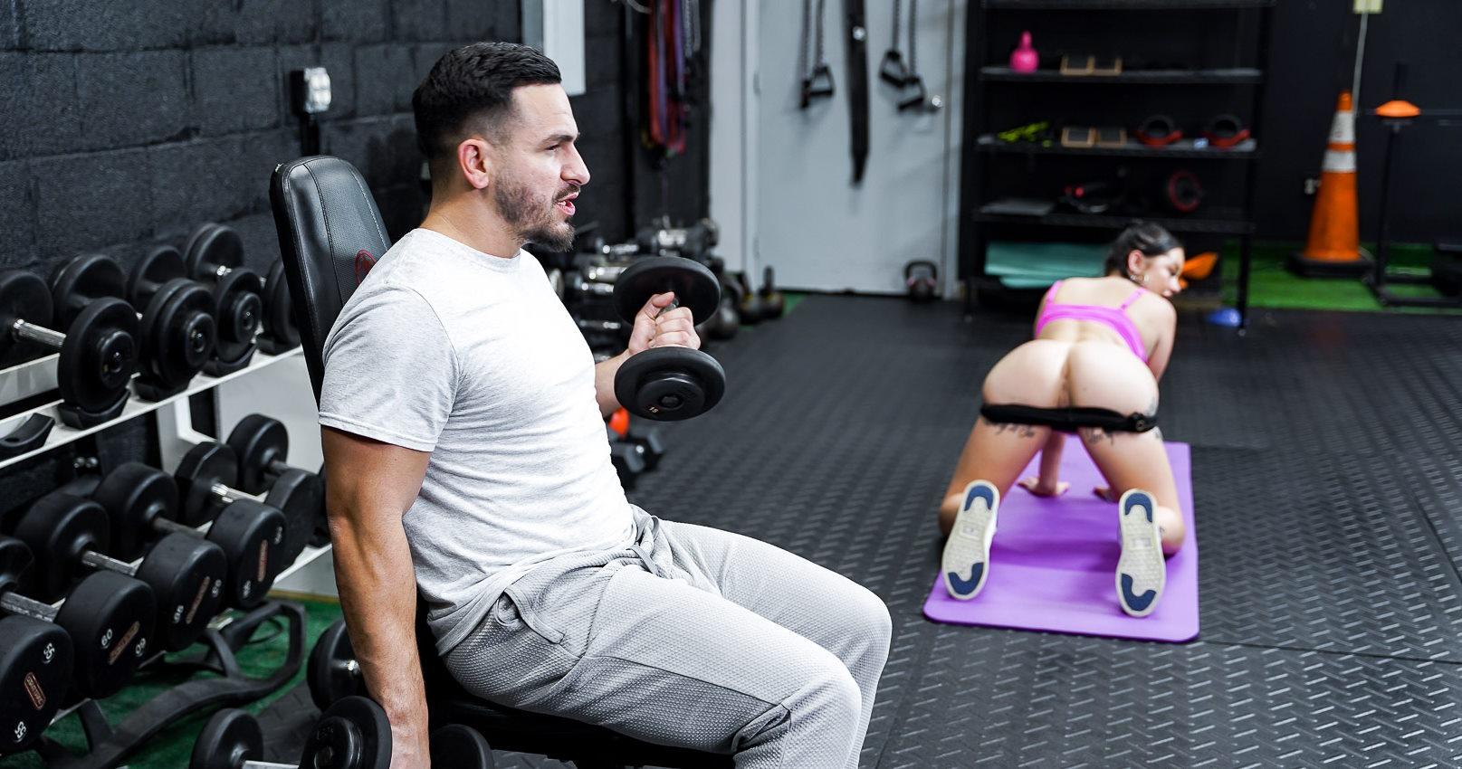 Personal trainer motivates client with her juicy pussy