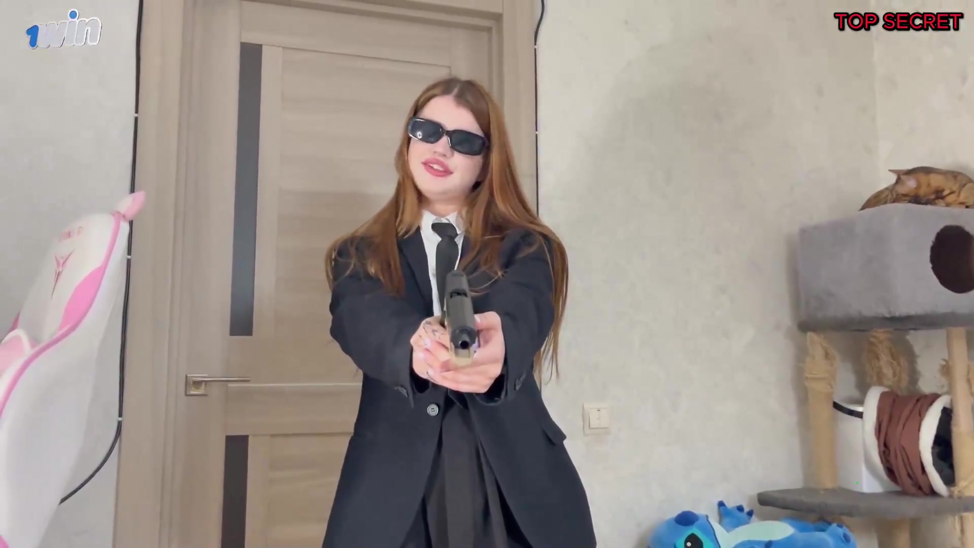 Will the undercover agent recognize the bitchy alien standing in front of her by