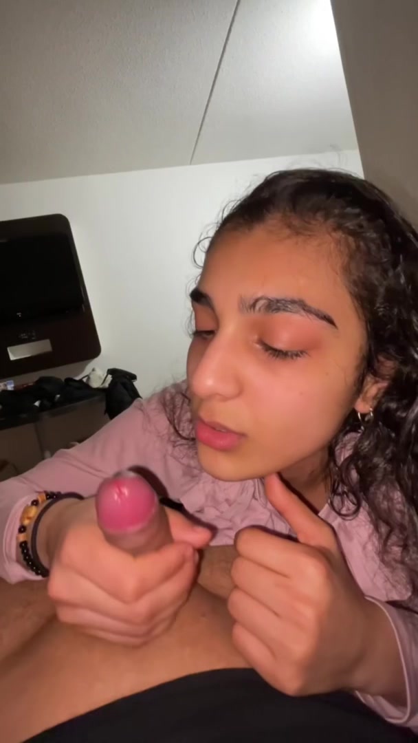 Pakistani Desi Punjabi Kudi Girl Give A Nice Blow & Handjob Enjoying