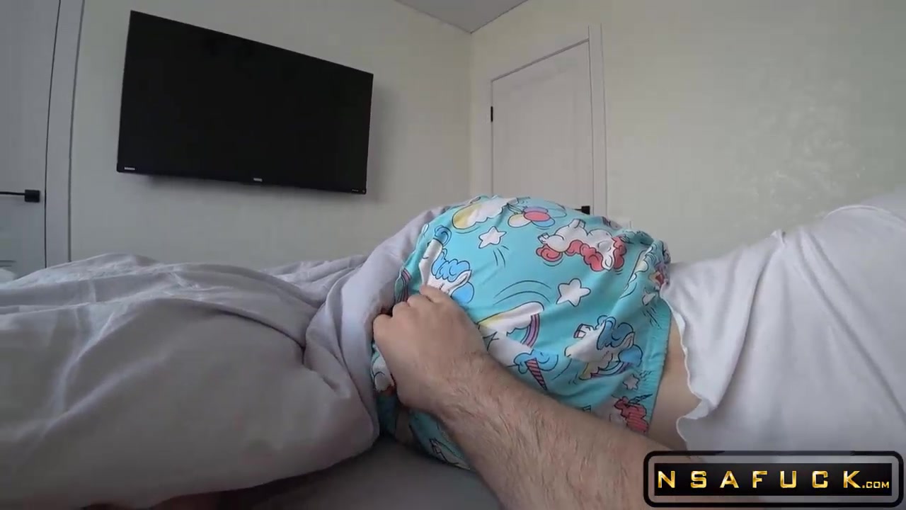 I Share a Bed with my Innocent 18yo Stepsister p2