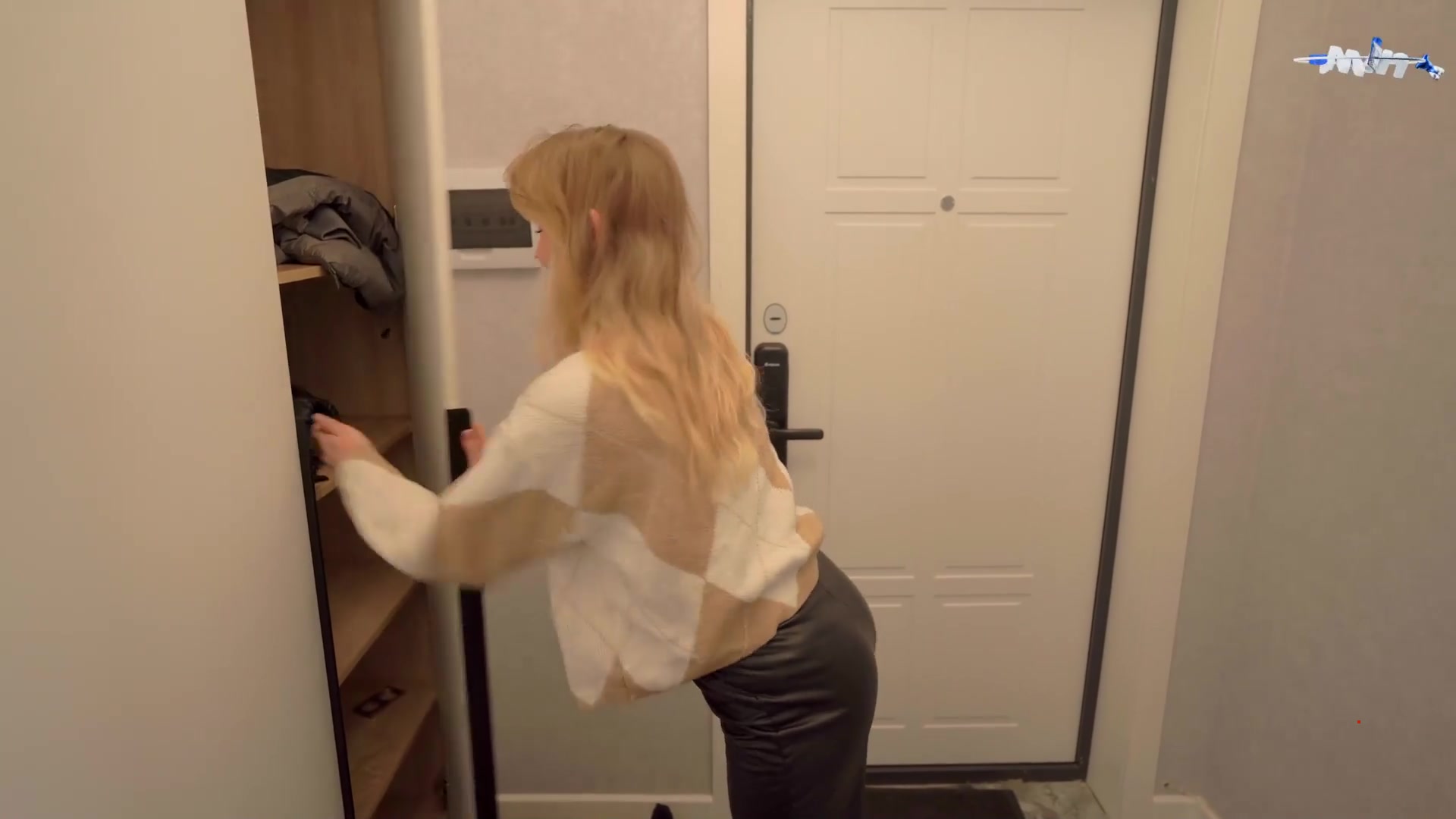 The new building maid didn't spunk in her mouth, so she had to work her crevices