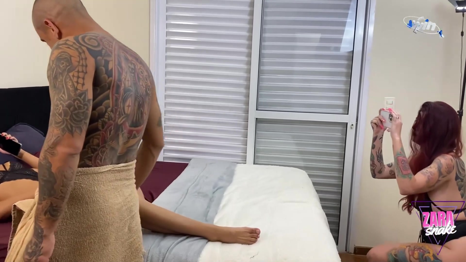Prostitut garotas de programa para meu marido, mostrando os peitos molhados - se