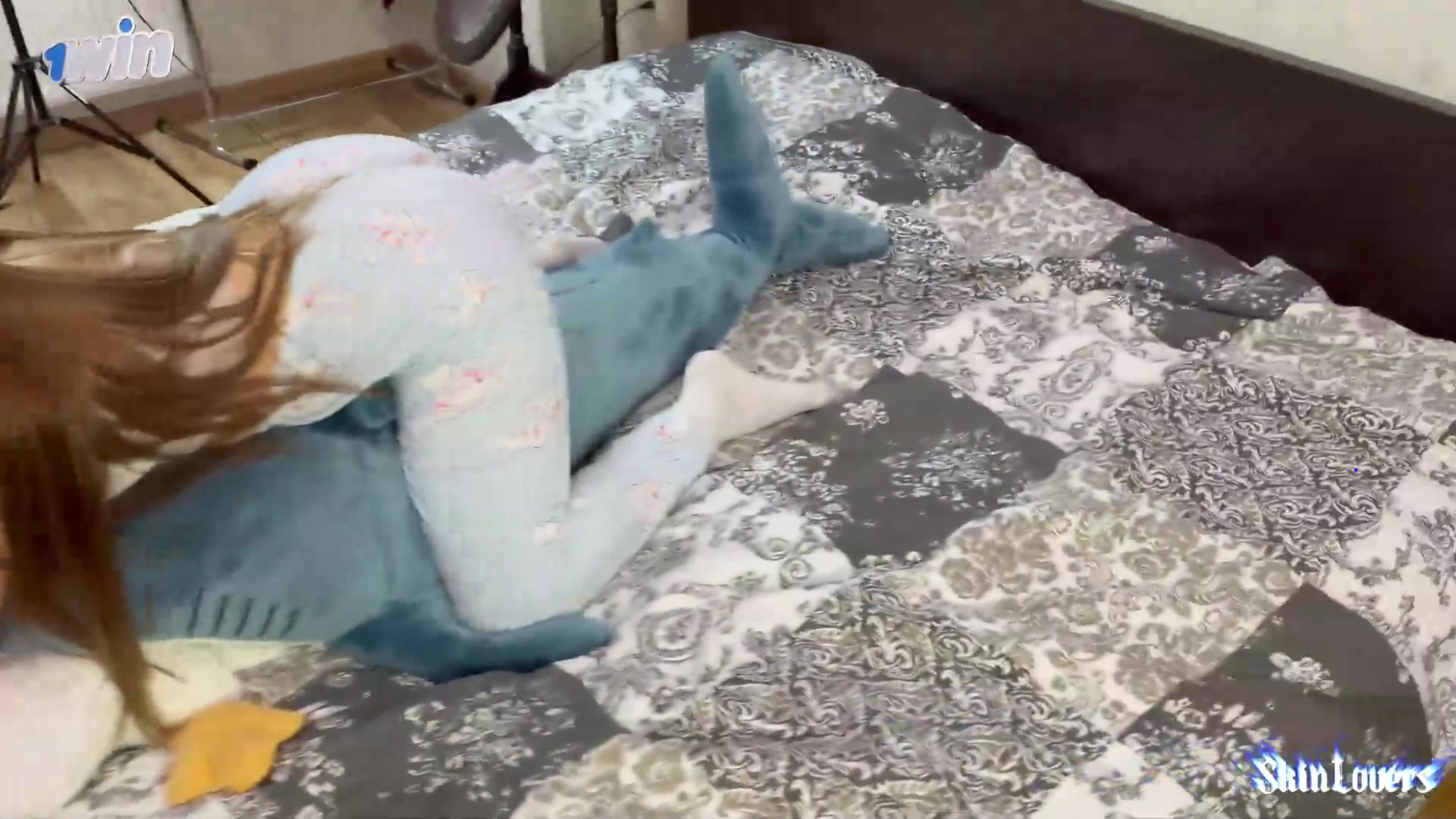 18 yr super-cute nymph in doggystyle, spunk on ass. Hard, tough hump with meaty