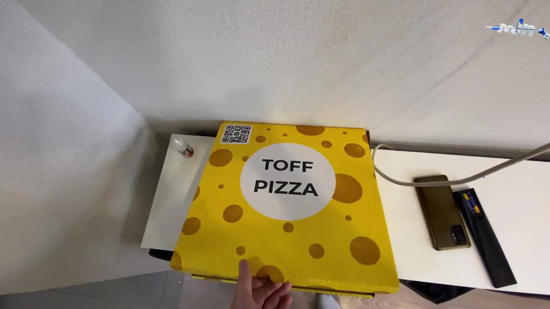 An 18-year-old light-haired courier lost an order, but found a surefire way to a