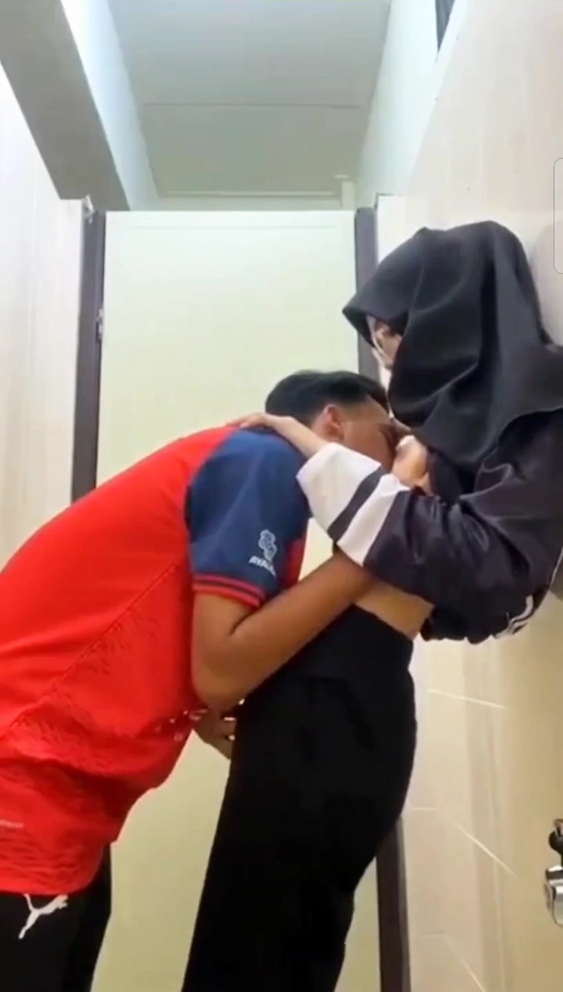 Awek Tudung Comel Kulum Batang Dalam Tandas