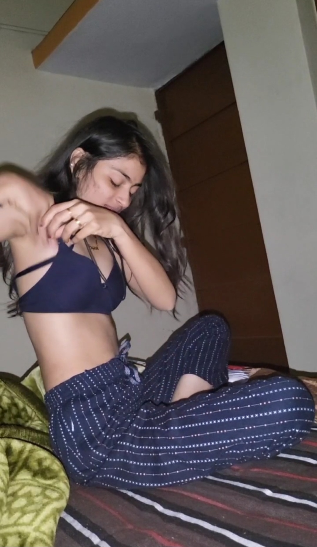 Indian desi house wife removing clothes