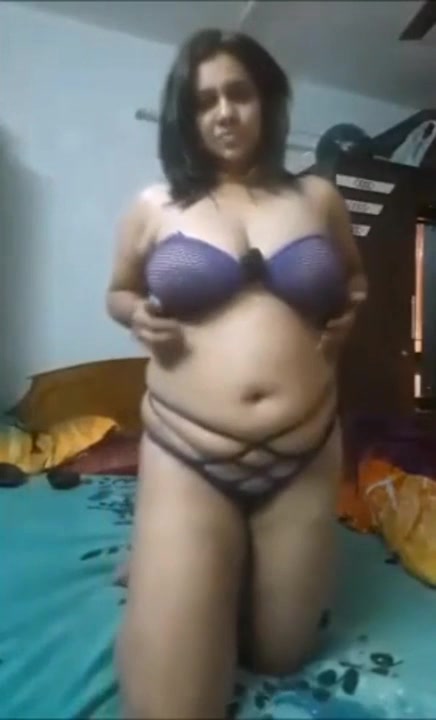 Curvy milf lankan fingering