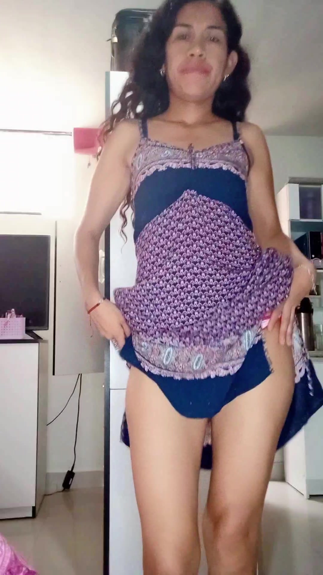 Enseñando el culo y las piernas mientras baila