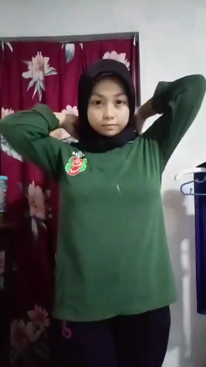 Jilbab pamer body tobrut