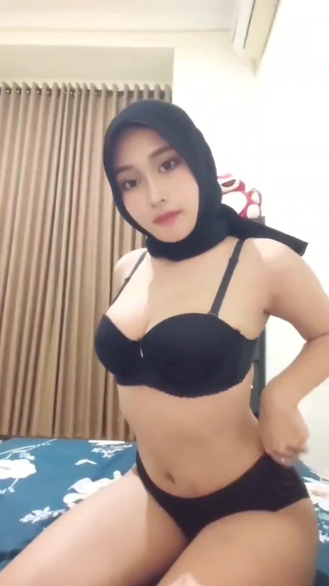 Jilbab pamer body
