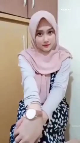 Jilbab cantik pamer memek