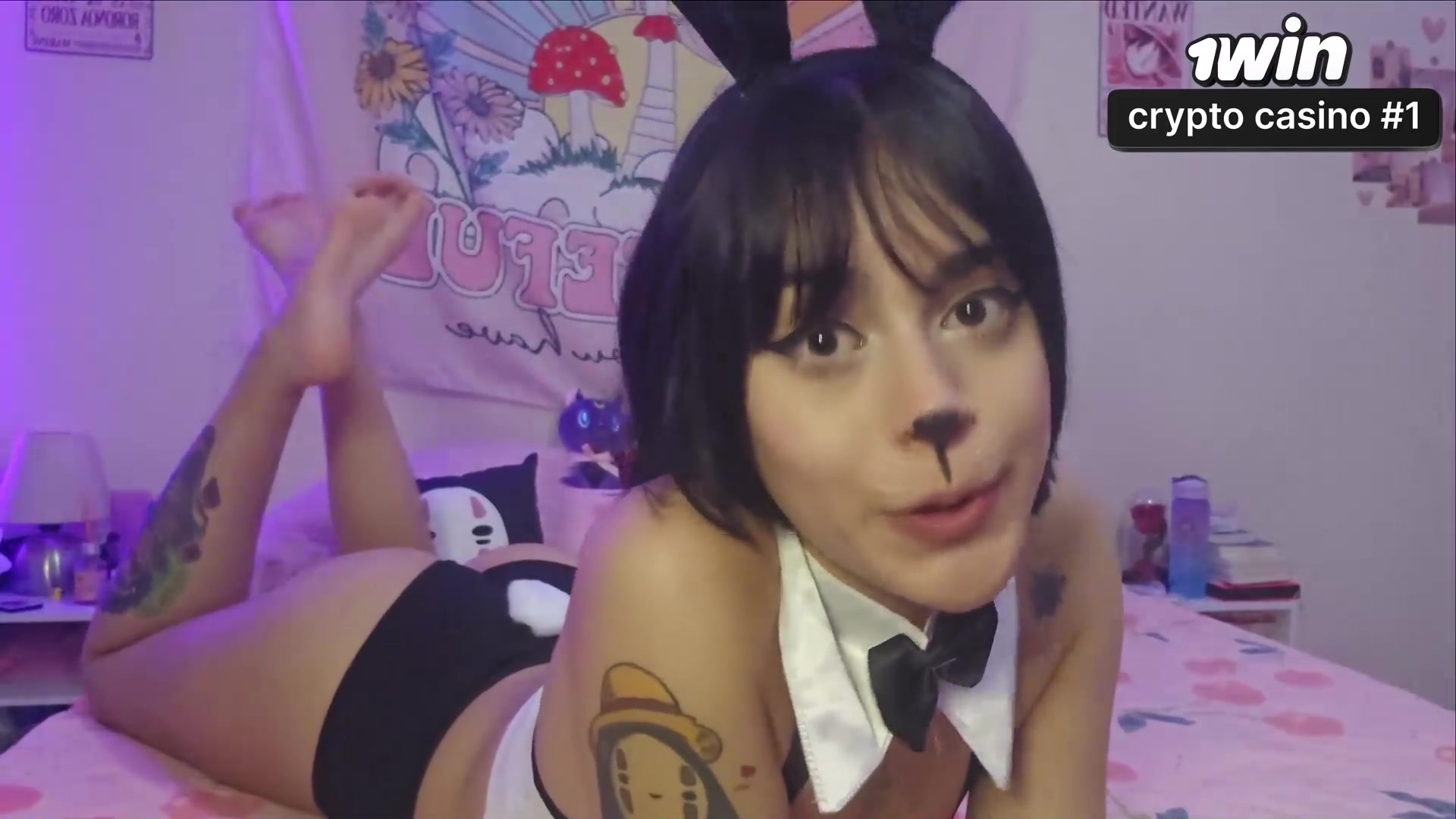 Coelhinha de Halloween pede para você gozar dentro dela em vídeo sensual e provo