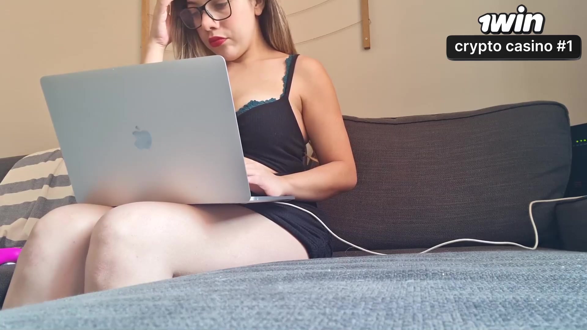 Safada vadia exibindo a buceta com fetiches sensuais e provocantes.