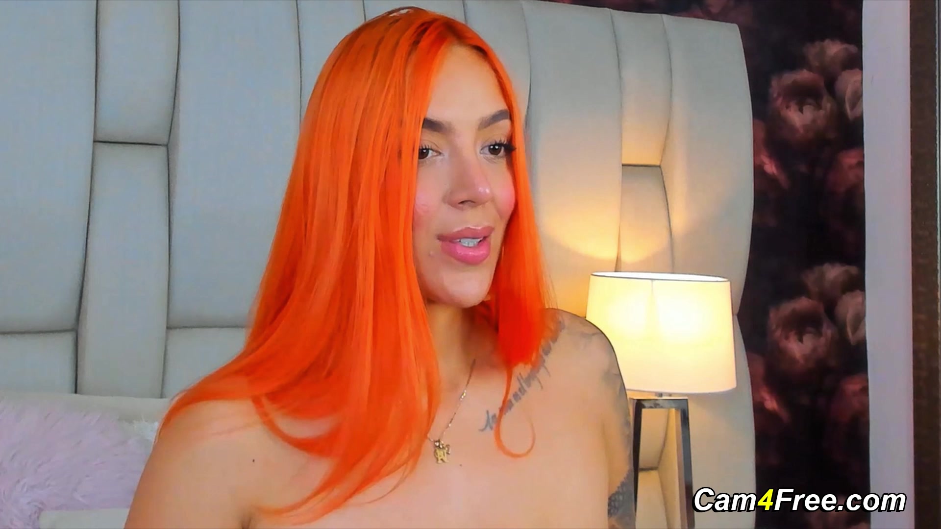 Pierced Titties Chick Makes Her Pussy Wet