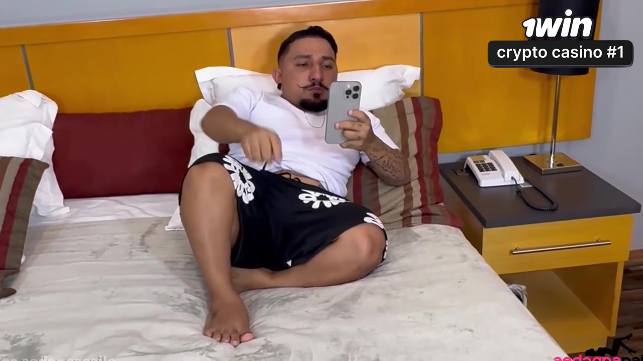 Uma MILF compreende porque o anão tem o maior pau do mundo.