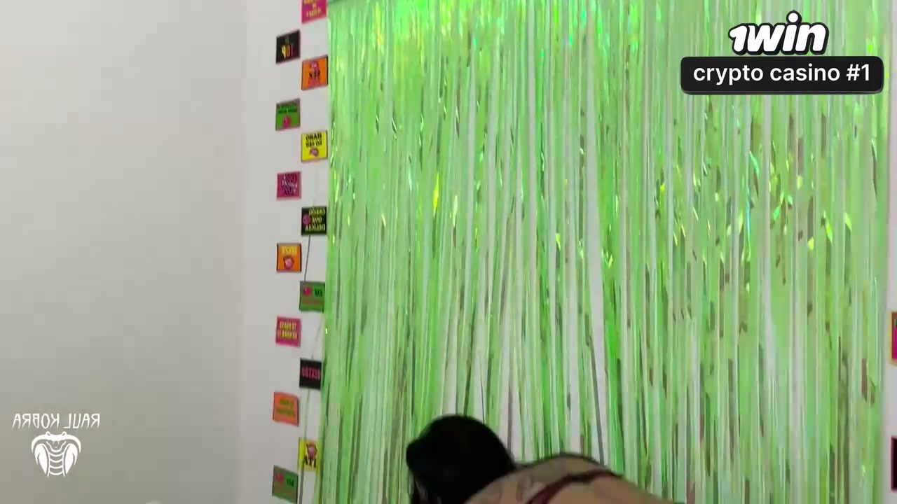 Arrombei o cu da morena safada e gozei na cara dela na primeira vez.