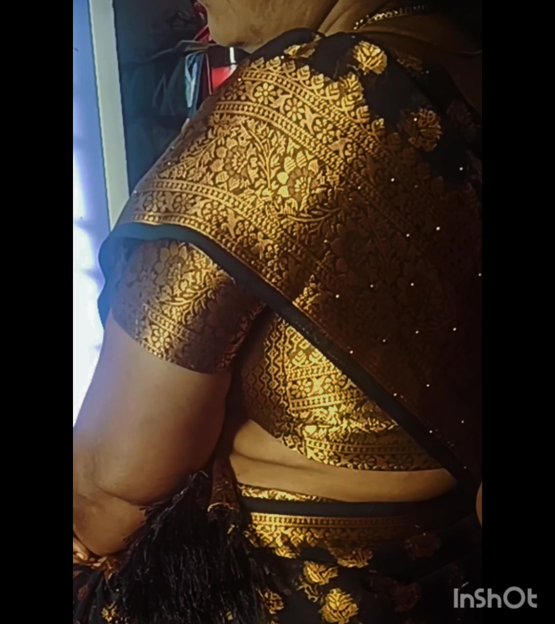 Saree navel bending bhabhi