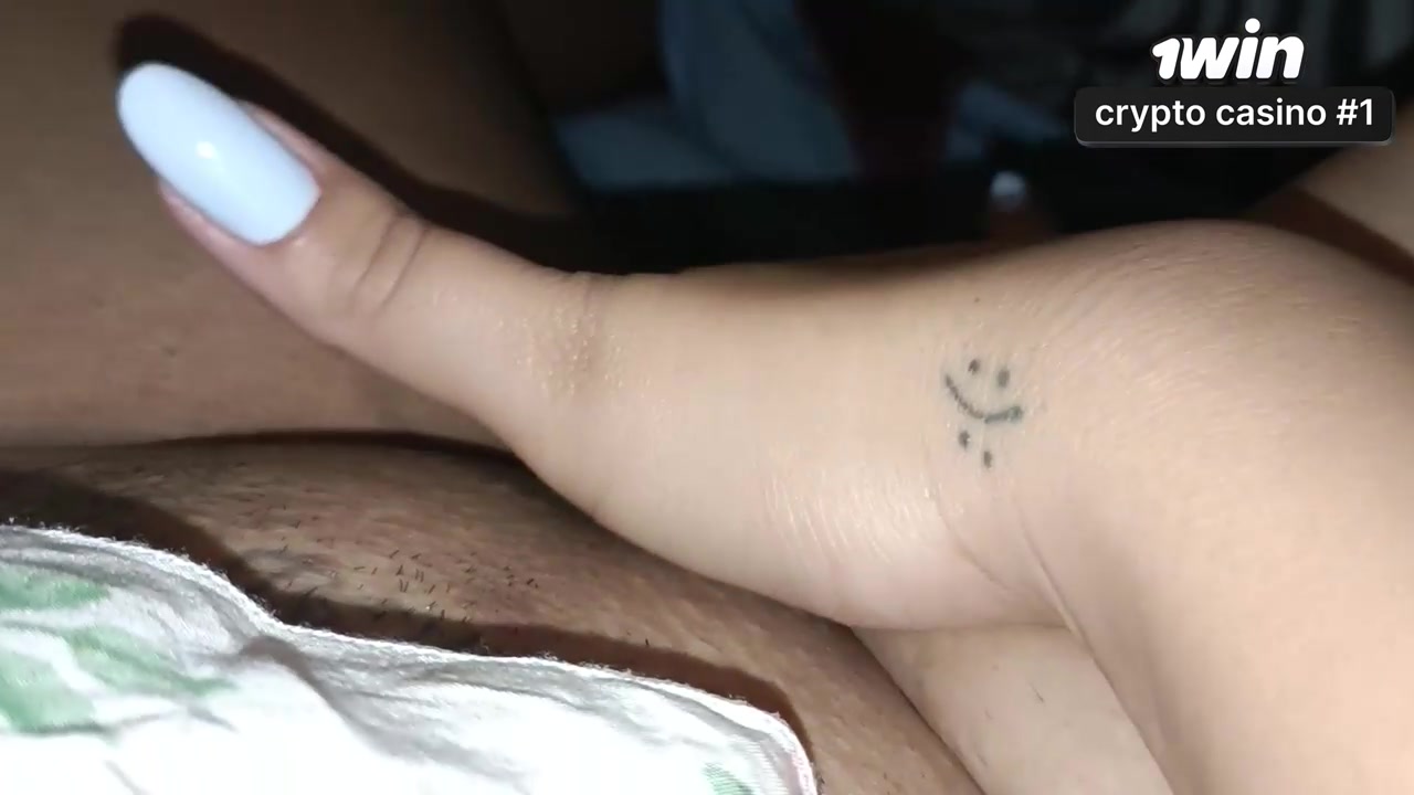 Uma mulher se masturbando e gozando pela primeira vez durante a madrugada.