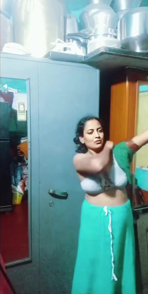 Mallu bhabhi dress change bra boob