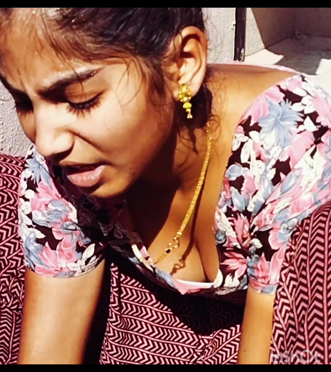 Village bhabhi cleavage2