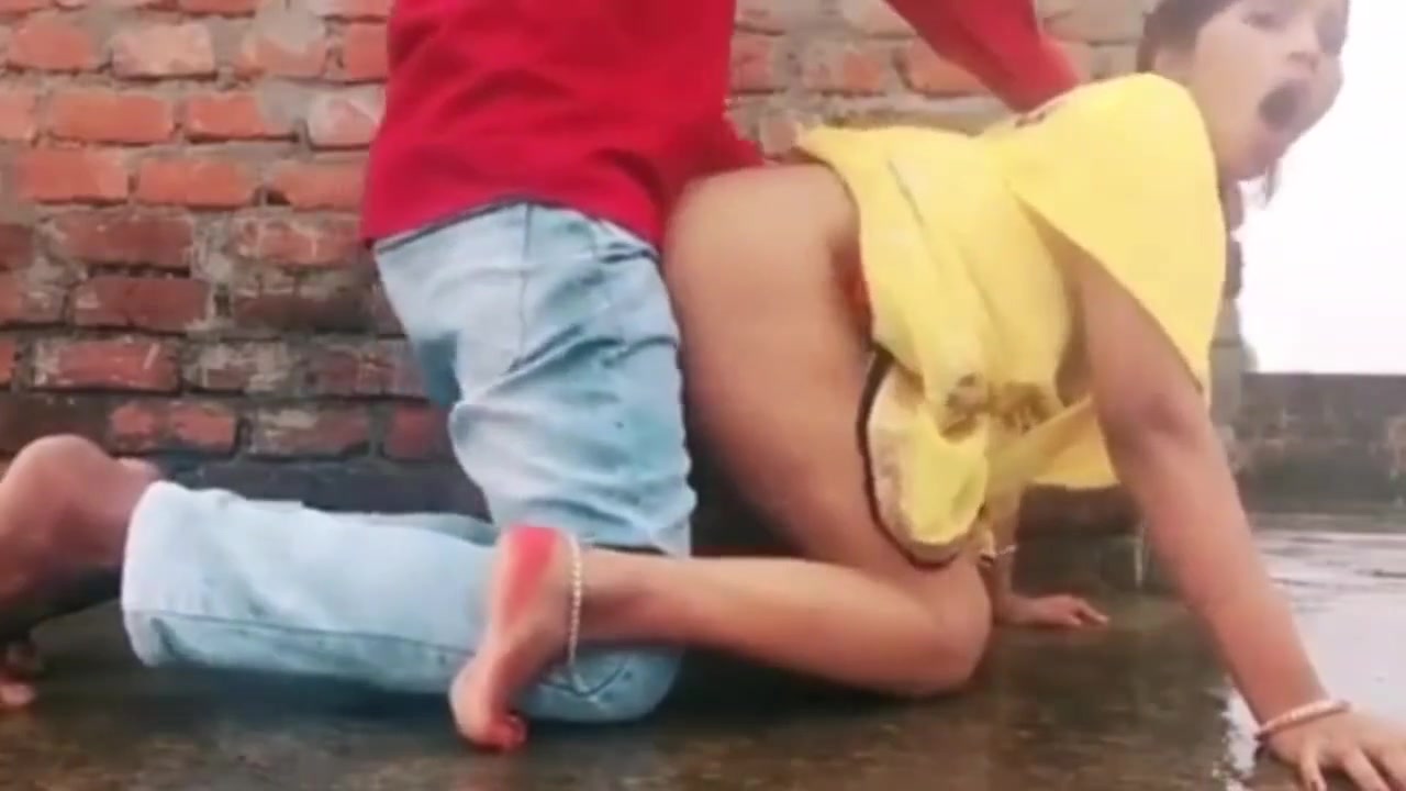 Yellow Saree Me Dehati Bhabhi Ki Chhat Par Chudai Hui