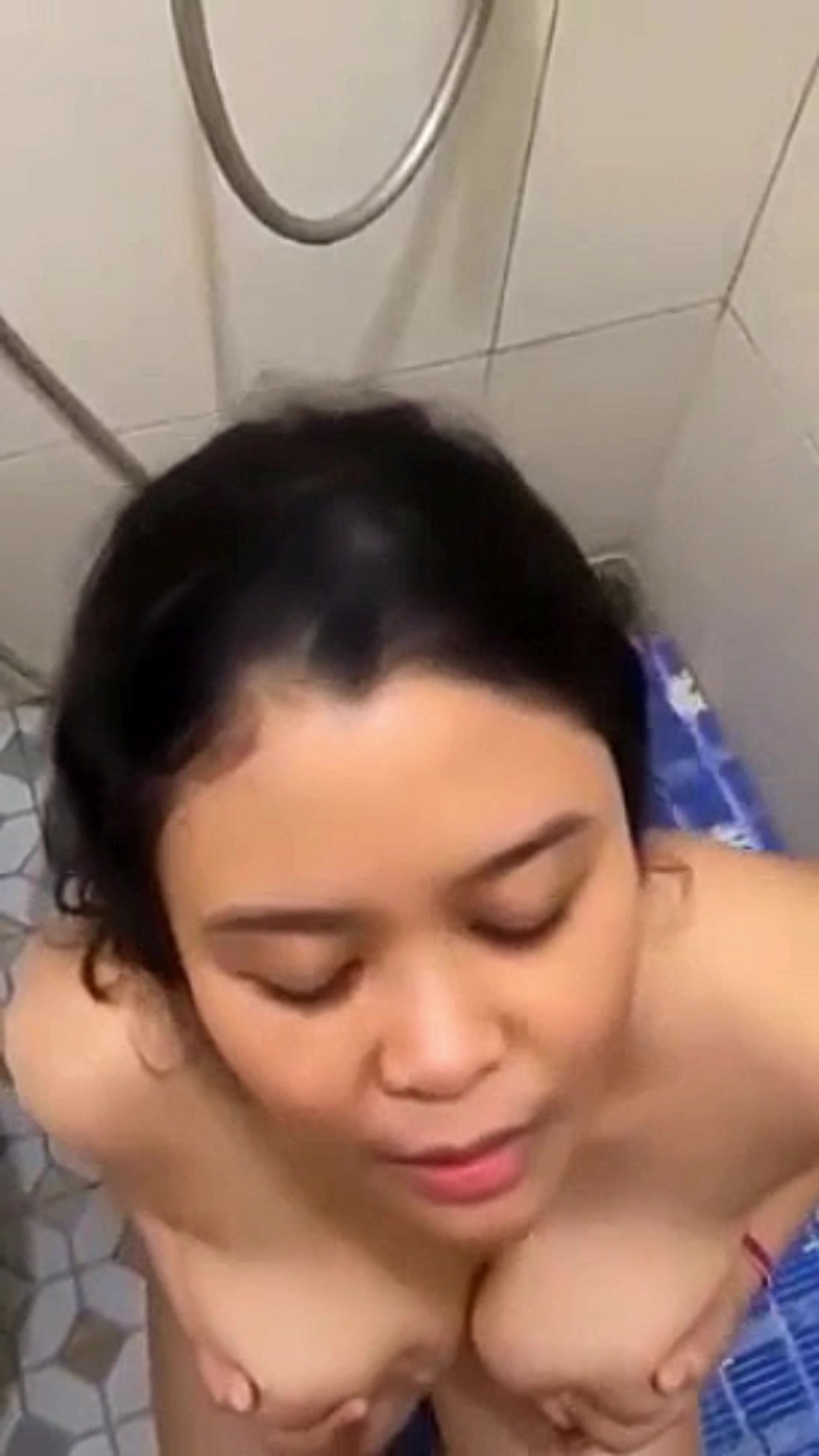 Gadis Toket Gede Si Penikmat Pejuh Bahkan Di Crot 2 Kali Di Toilet Kosnya