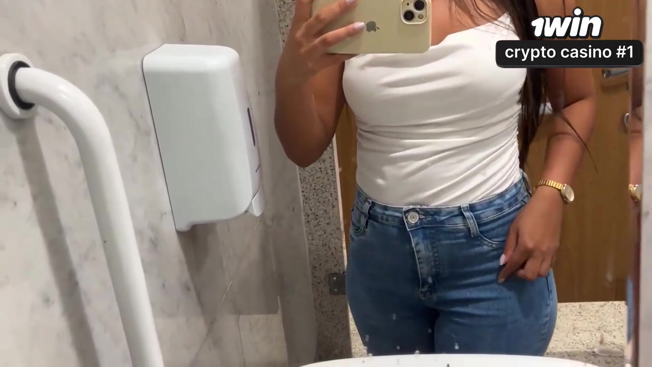 Uma mulher solo se masturba em um banheiro público de forma incrível e excitante