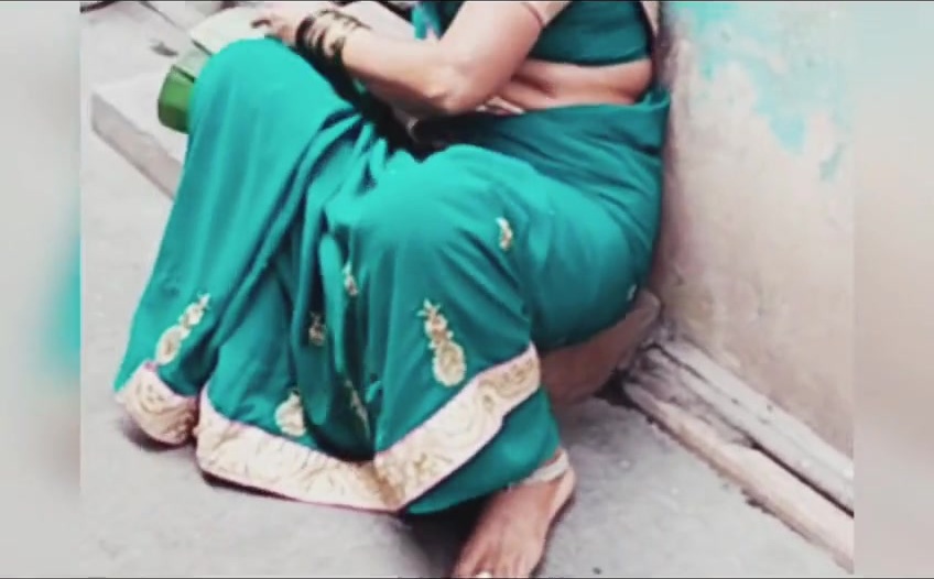 Aunty saree navel bending