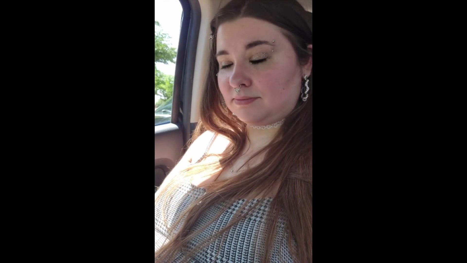 Big Slut Masturbates In Her Car