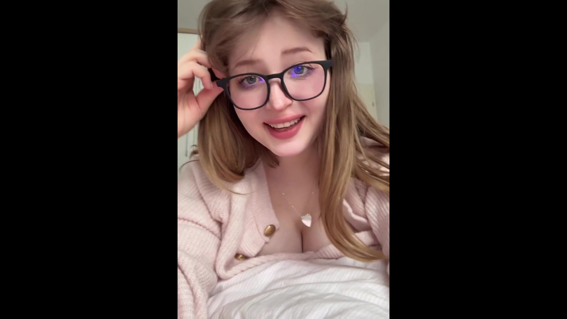 Slut Masturbates With A Pen