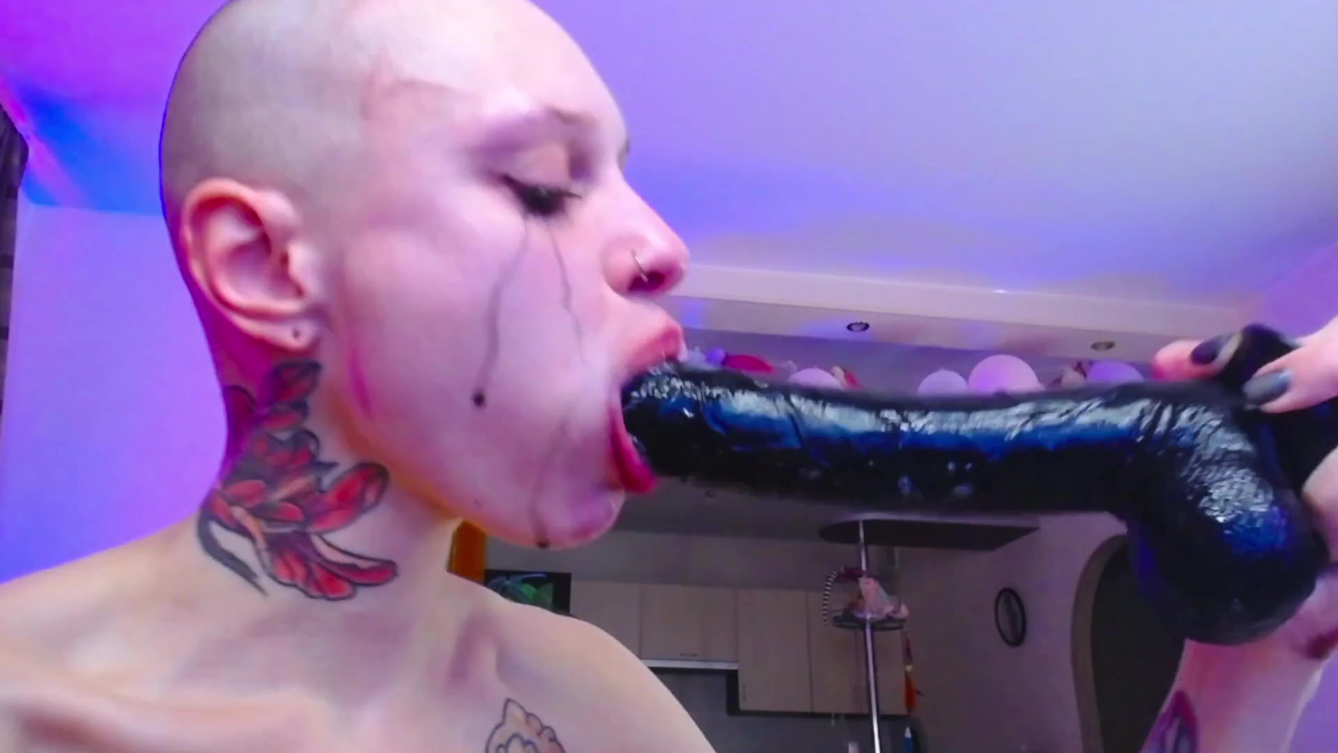 Teen Take Big Dildo On Deep Throat Webcam Show