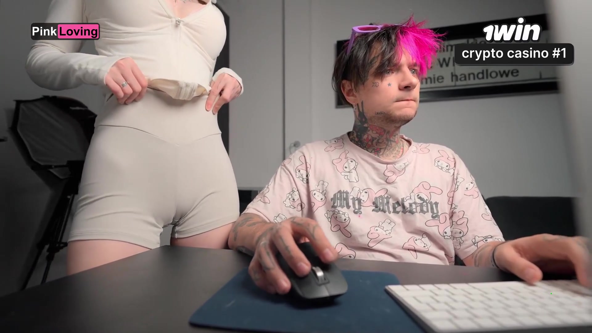 Stepbro pokes horny nymph's wet muff on onanism table.