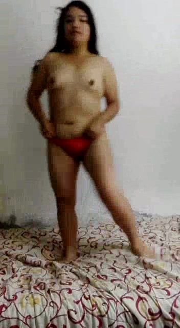 Bailando y mostrando el culo desnudo