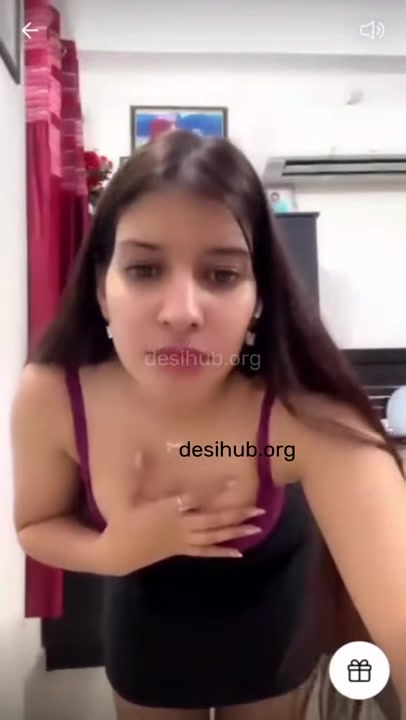 Desi Girl Gets Horny And Flashes Her Perfect Boobs For The Fans