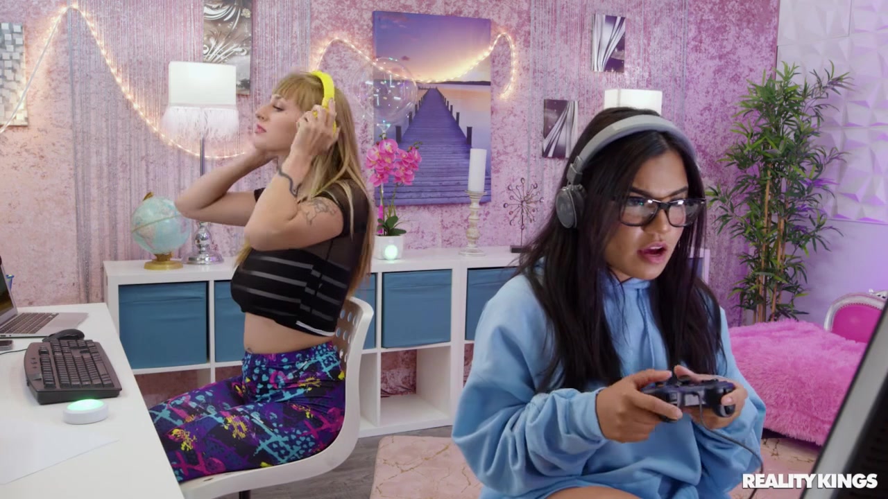 Gamer Girl Fucks Bestie's Boyfriend During Streaming! - Angel Youngs