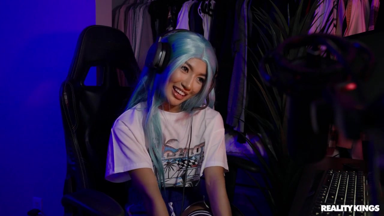 Hot Streamer Girl Showing Her Joystick-handling Skills On A Big Cock