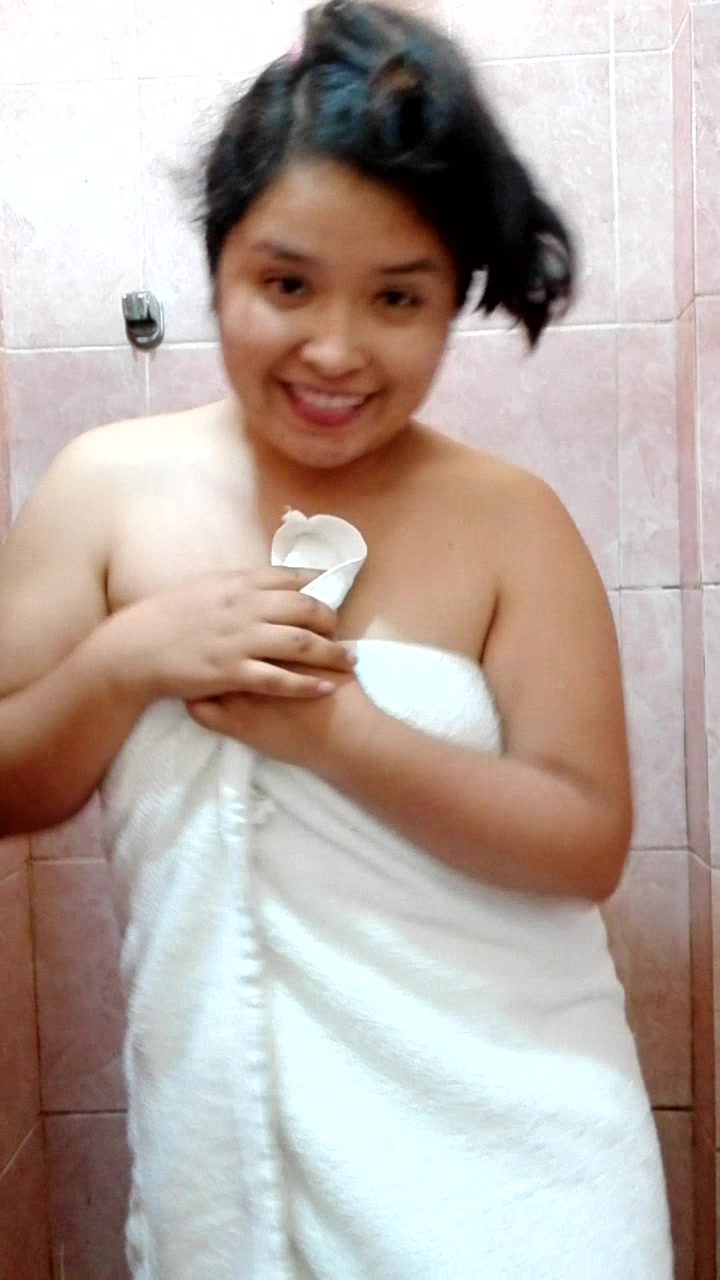 Putita latina mostrando su hermoso cuerpo despues de un refrescante baño