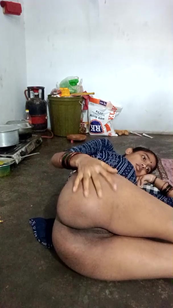 Desi hot teen showing nude live