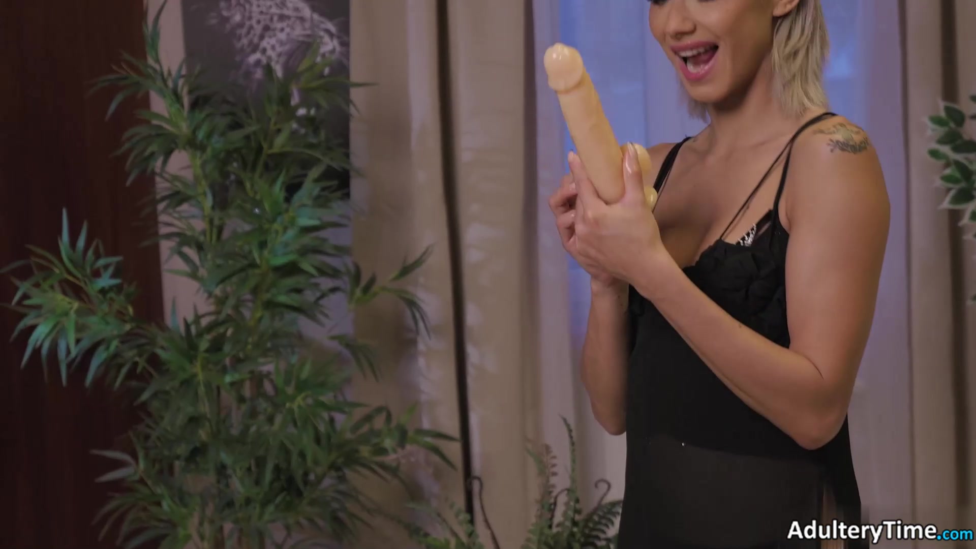Colombian Bomshell Veronica Leal Has Anal Fever