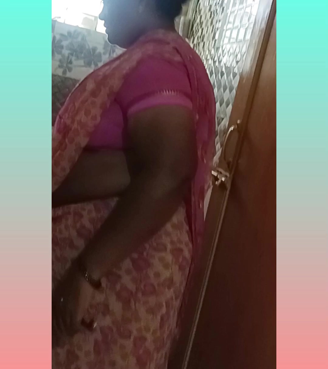 Bhabhi saree side boob